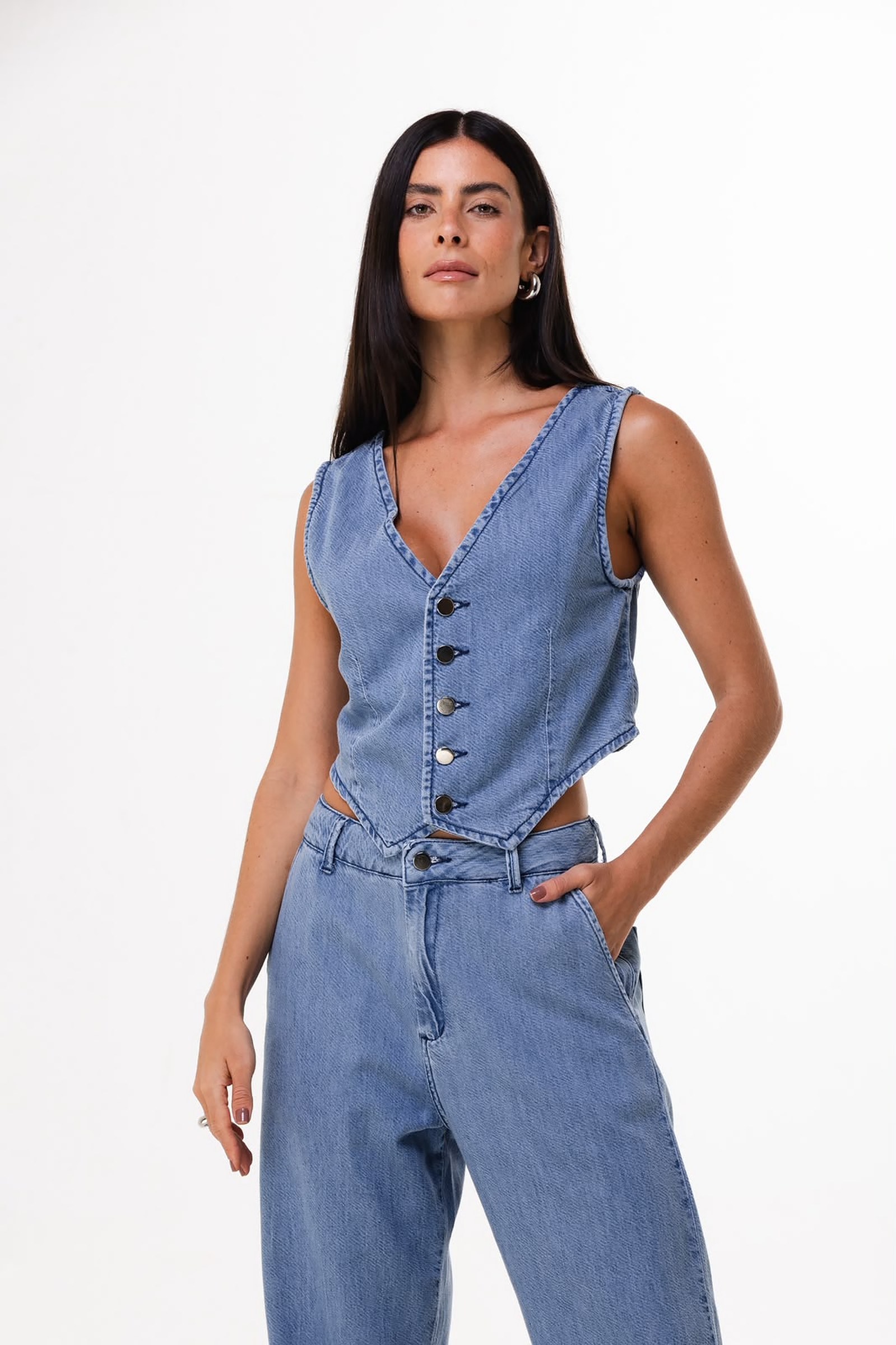 Detalhe do colete jeans com botões prateados