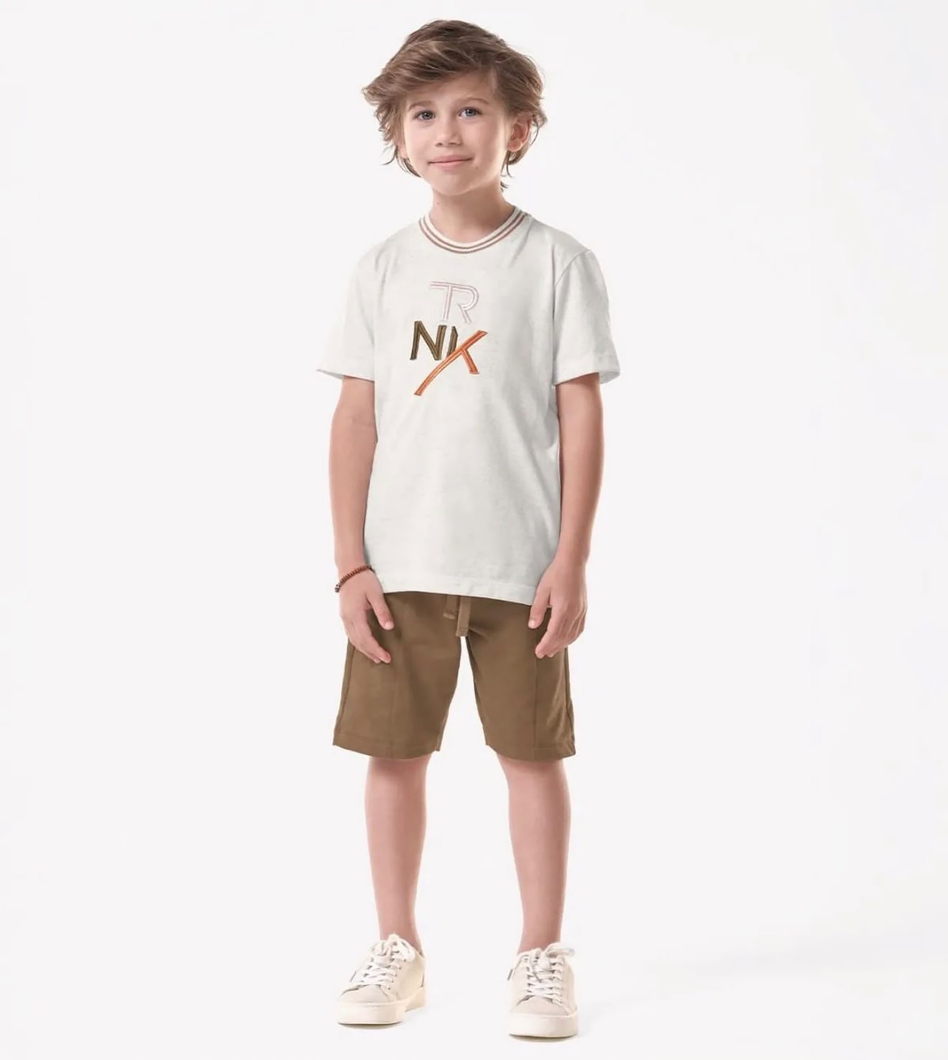Menino usando camiseta off white e bermuda marrom