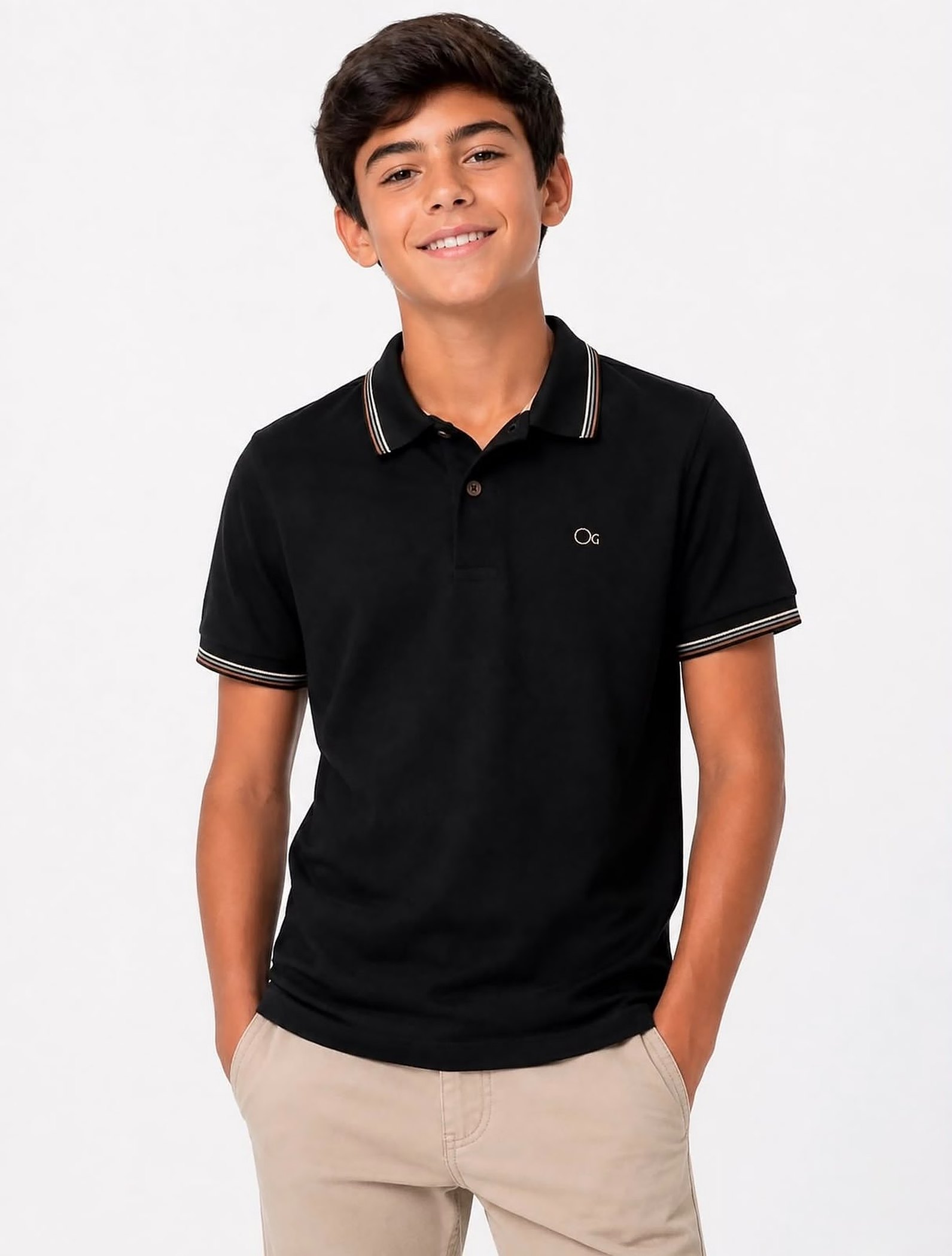 Menino adolescente sorrindo com camisa polo preta