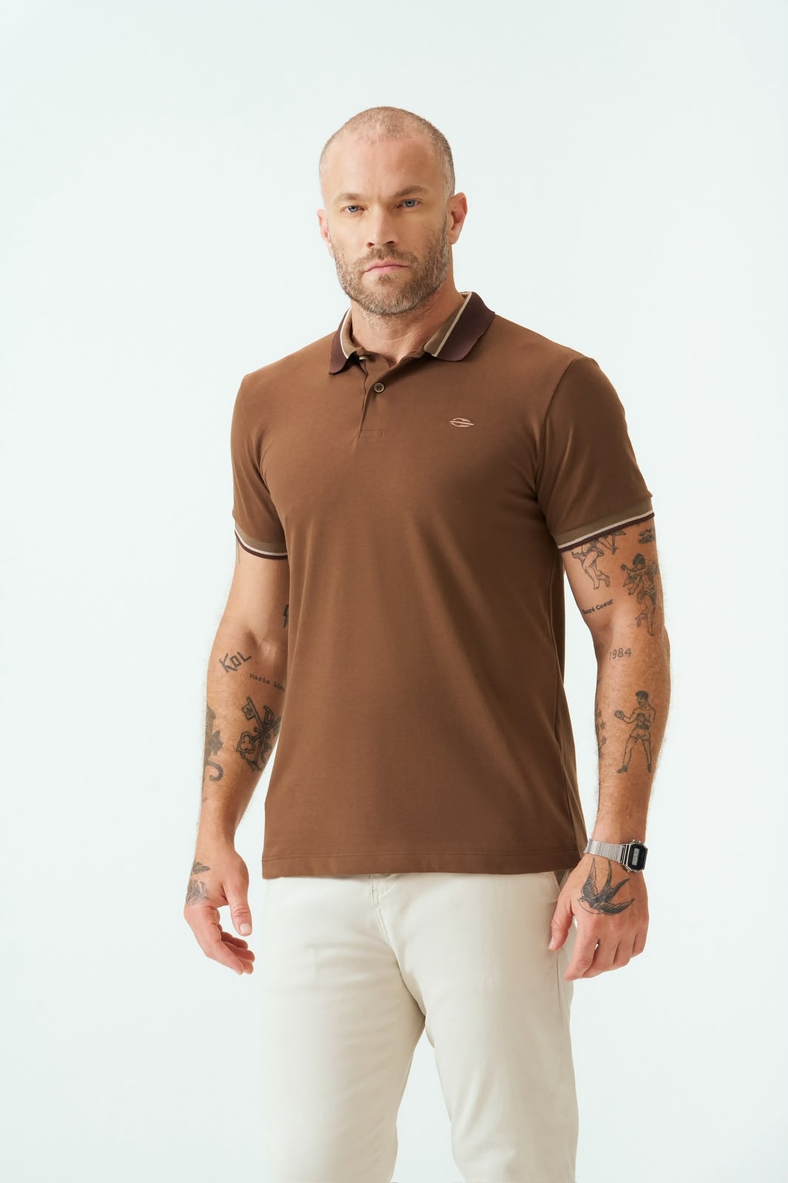 Homem usando camisa polo marrom com gola em dois tons