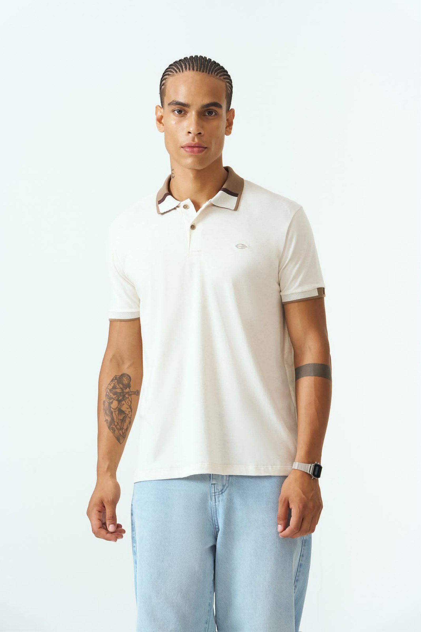 Homem usando camisa polo off white com gola bege